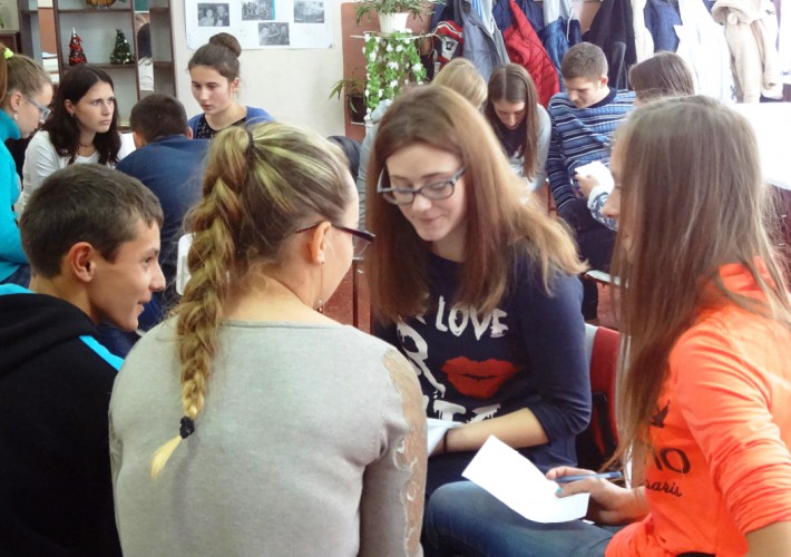 в 10-А класі відбулися дебати (модератор Наталія Маркусь -координатор проекту)